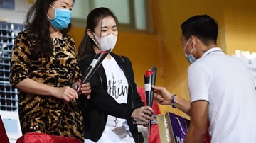 Hà Nội FC ủng hộ miền Trung; Văn Hậu bất ngờ tặng hoa nữ CĐV ở sân Hàng Đẫy