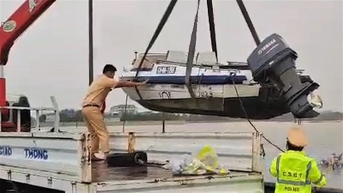 Cảnh sát đường thuỷ đưa ca nô vào cứu hộ, cứu nạn miền Trung