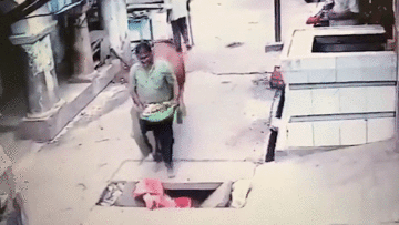 Bò nổi điên, húc văng người đàn ông đi bộ xuống cống thoát nước