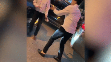 Va chạm giao thông, 2 tài xế lao vào đánh nhau giữa phố Hà Nội