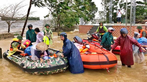 150 chiếc thuyền hơi vượt dòng nước xiết đến với đồng bào vùng lũ