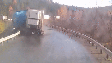 Xe container mất lái khi ôm cua, trượt dài rồi bốc cháy trên đường