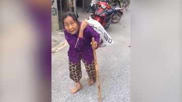 Ấm lòng hình ảnh cụ bà 'cõng' bao quần áo và mì tôm gửi ủng hộ miền Trung