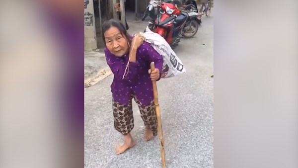 Ấm lòng hình ảnh cụ bà 'cõng' bao quần áo và mì tôm gửi ủng hộ miền Trung