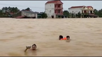 Bị lật thuyền khi vượt lũ ra xin cứu trợ, may mắn được công an cứu