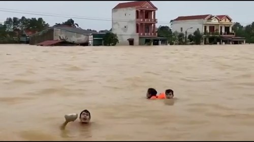 Bị lật thuyền khi vượt lũ ra xin cứu trợ, may mắn được công an cứu