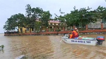 Thuỷ đoàn I tăng cường xuồng máy chở lương thực vào rốn lũ Quảng Bình