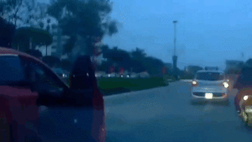 Người phụ nữ bất ngờ đạp tung cửa khi ô tô đang chạy trên đường