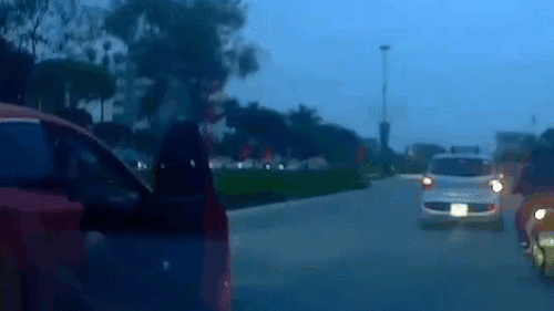 Người phụ nữ bất ngờ đạp tung cửa khi ô tô đang chạy trên đường