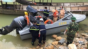 Sạt lở ở Rào Trăng 3: Ca nô đặc chủng đưa 2 thi thể công nhân ra ngoài