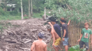 Khoảnh khắc lũ quét cuốn phăng cây cối và gây ngập lụt ở Philippines