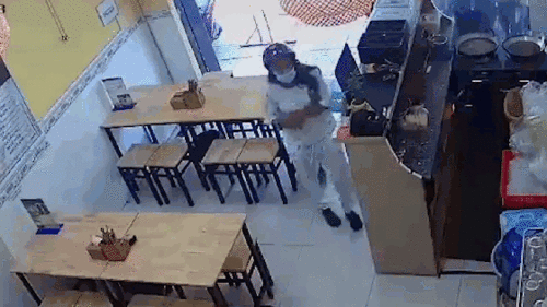 ‘Nữ quái’ trộm điện thoại nhanh như chớp trong cửa hàng bún đậu