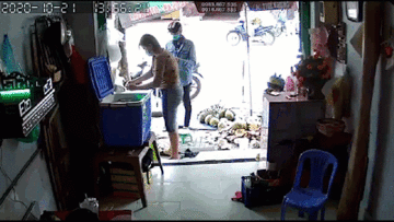 Thanh niên xúi bé trai trộm điện thoại của người phụ nữ bán dừa