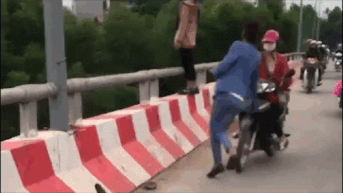 Nam thanh niên phản ứng cực nhanh cứu người phụ nữ định nhảy cầu