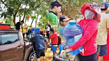 Máy lọc nước dã chiến công suất 3.000 lít/h 'cứu khát' miền Trung
