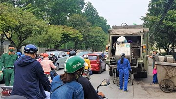 Rác thải ùn ứ ở HN: Bức xúc xe vận chuyển làm rơi, rò rỉ nước rác ra đường