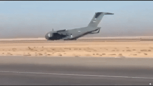 'Ngựa thồ' C-17 của Mỹ gặp sự cố, hạ cánh bằng bụng trên đường băng