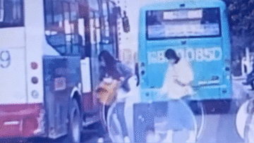 Kẹt chân vào cửa xe buýt, bé gái bị kéo lê trên đường