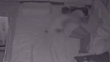 Bà mẹ ngỡ ngàng khi xem camera ghi lại cảnh tượng của em bé trong đêm