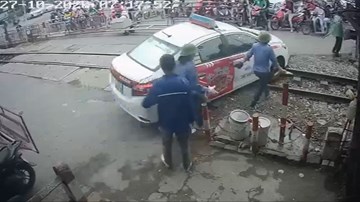 Cố đi qua rào chắn, taxi mắc kẹt giữa đường ray và màn giải cứu kịch tính