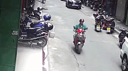 Bị ống nước rơi trúng đầu, người đàn ông thoát chết nhờ mũ bảo hiểm