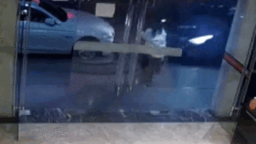 Cô gái phản ứng cực nhanh cứu bạn thoát chết khỏi ‘xe điên’