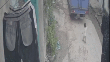 Bé 1 tuổi may mắn thoát chết khi chạy chơi đúng điểm mù xe tải đang lùi