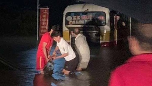 Lái xe vào đường ngập, xe buýt ở Hà Tĩnh suýt bị lũ cuốn trôi
