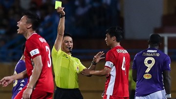 HLV Chu Đình Nghiêm: Bùi Tiến Dũng xứng đáng nhận 2 thẻ vàng và rời sân
