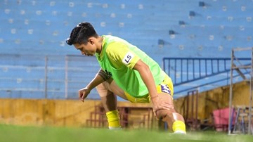 Văn Hậu nóng ruột muốn vào sân nhưng HLV Chu Đình Nghiêm 'lắc đầu từ chối'