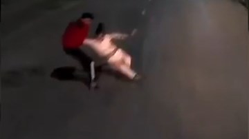 Người đàn ông kéo kịp cô gái lao đầu vào container tự tử