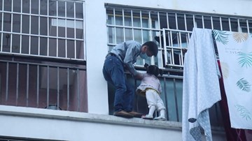 Người hàng xóm cứu bé gái 3 tuổi đứng chênh vênh ngoài ban công chung cư