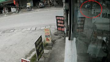Sang đường bất cẩn, nữ sinh bị xe tải tông văng hàng chục mét