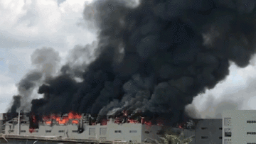 Khói đen cuồn cuộn, lửa bao trùm công ty sản xuất bàn ghế ở Bình Dương