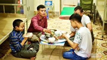 Căn phòng đặc biệt có 2 'tân sinh viên U50' trong kí túc xá Bách Khoa