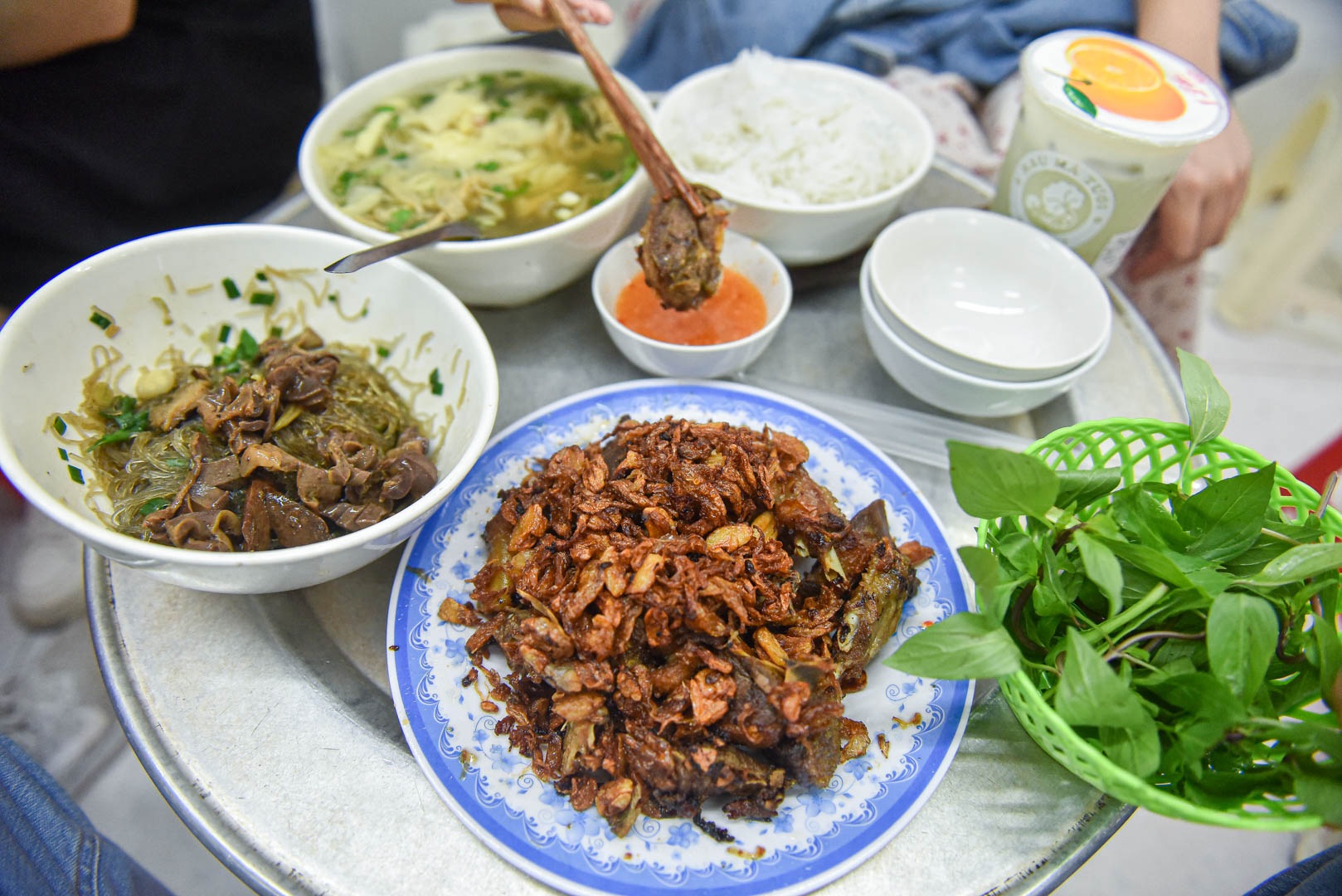 Ngan cháy tỏi và văn hóa ẩm thực phố cổ Hà Nội: Tìm hiểu về món ngan và nét đặc trưng ẩm thực nơi đây