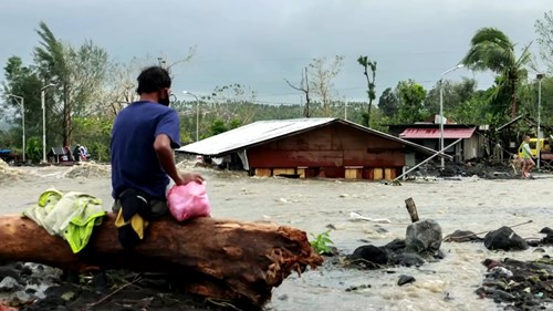 Philippines tan hoang sau siêu bão Goni, hàng trăm nhà cửa bị nhấn chìm