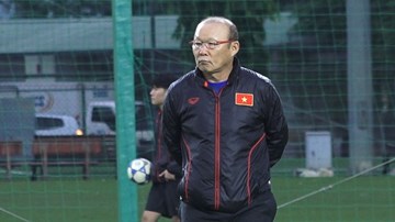 HLV Park hò hét, nghiêm khắc 'bất thường' với U22 trong ngày đầu hội quân