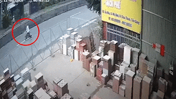 Khoảnh khắc xe khách đâm tử vong người đàn ông khi quay đầu xe giữa đường