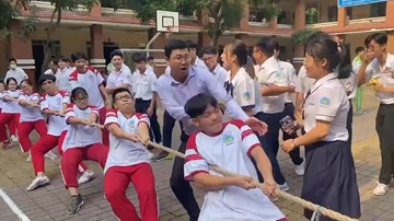 Thầy giáo trẻ gây sốt với màn cổ vũ kéo co ‘máu lửa’