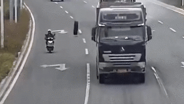 Xe tải gãy trục, bánh xe lăn lông lốc trên đường quật ngã người đi đường