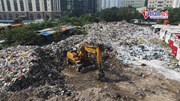 ‘Núi rác’ 500 tấn bốc mùi hôi thối giữa Thủ đô, 1 tuần nữa mới xử lý xong