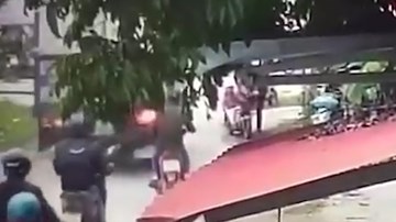 Người lớn bất cẩn, bé 1 tuổi rơi từ xe đạp xuống đường bị ô tô tải cán qua