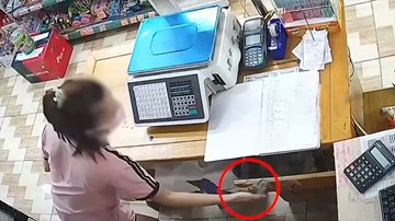 3 mẹ con dàn cảnh trộm tiền trong siêu thị bị camera 'bắt quả tang'