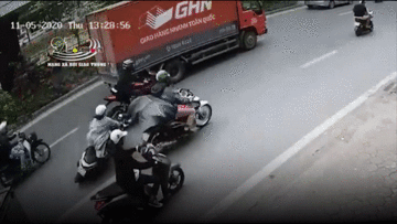 Shipper chở hàng cồng kềnh gây tai nạn rồi thản nhiên bỏ chạy