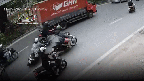 Shipper chở hàng cồng kềnh gây tai nạn rồi thản nhiên bỏ chạy