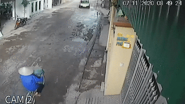 Pha đánh lái 'đau tim' của người phụ nữ trước đầu xe ôtô