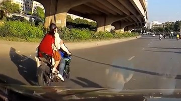 Chở bạn gái trên xe phân khối lớn, nam thanh niên gây tai nạn rồi bỏ chạy