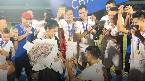 Bùi Tiến Dũng quỳ gối cầu hôn Khánh Linh ngay sau khi vô địch V-League