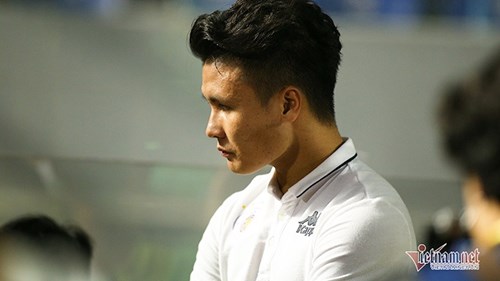 Quang Hải và đồng đội thất thần, mắt đỏ hoe khi Hà Nội tuột ngôi vô địch